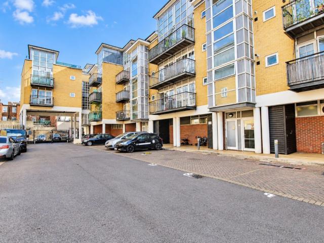 2 bed to rent in Malt House Place, Romford, RM1