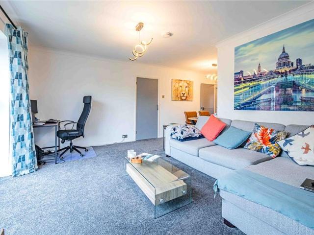 2 bed Upper Floor Flat for rent