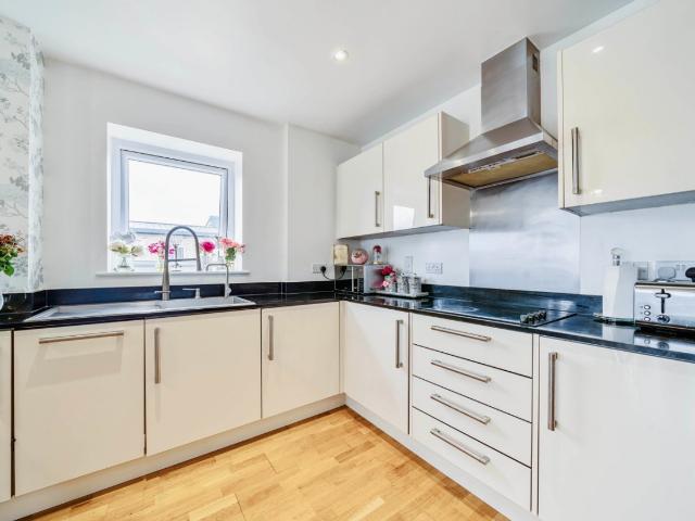 2 bed Upper Floor Flat to Let for rent in Dartford, Kent