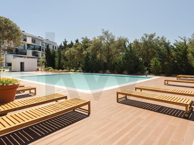 2 Bed with En Suite, Balcony & 2 Garage Spaces — Gated Condo with Pool, Carcavelos