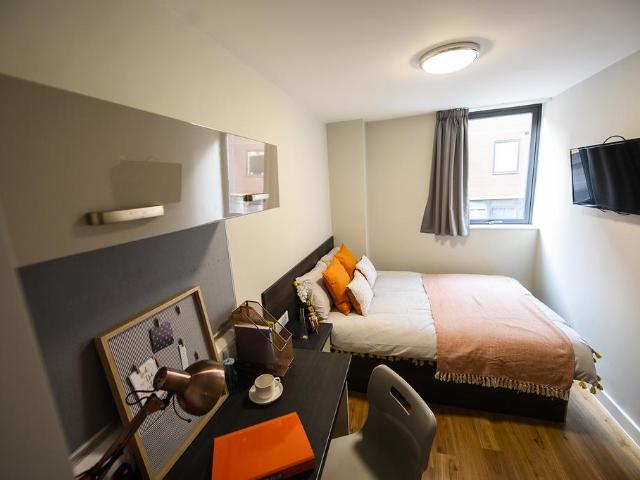 2 Bed Apartment 1 Single Bed & 1. 2 bed apartment to rent £1,105 pcm £255 pw