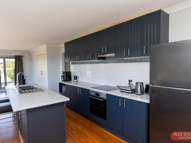 2 Bed Apartment 50m from the Bay A Rare Gem