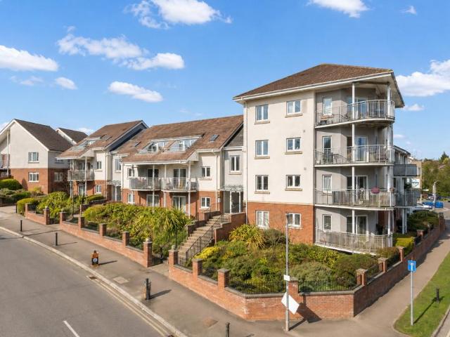 2 Bed Apartment, Cedar Avenue. 2 bed apartment to rent £1,750 pcm £404 pw