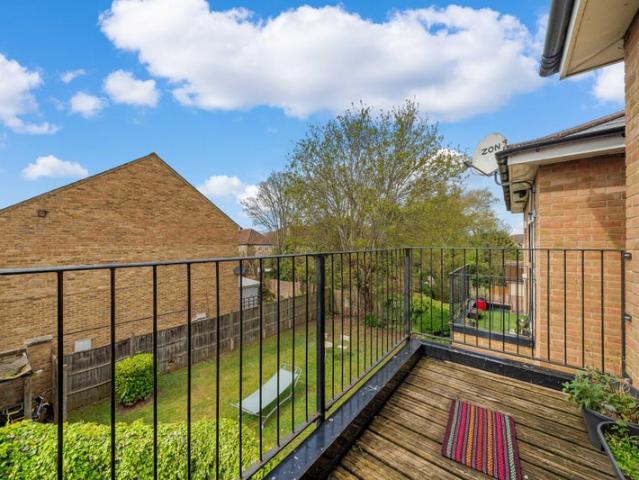 2 Bed Apartment with Balcony in East Croydon