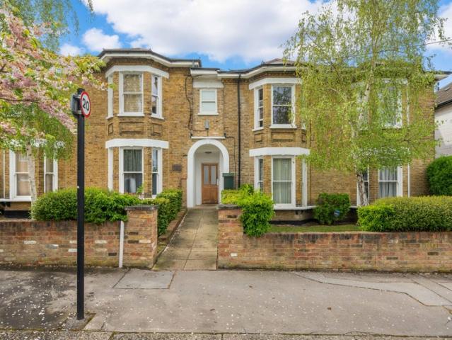 2 Bed Apartment with Balcony in East Croydon