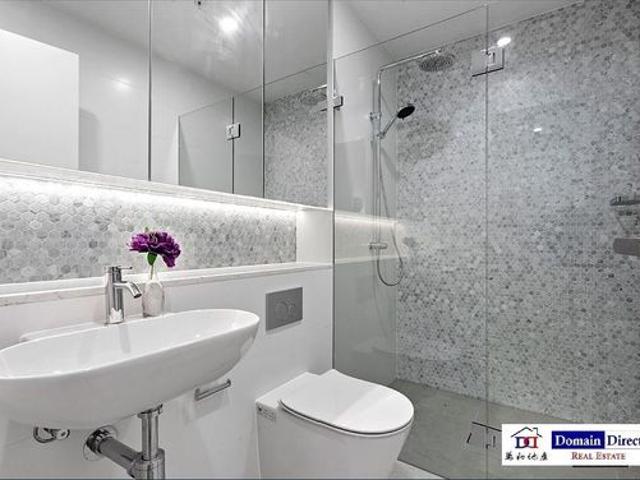 2 Bed Apartment with City and Harbour Bridge Views