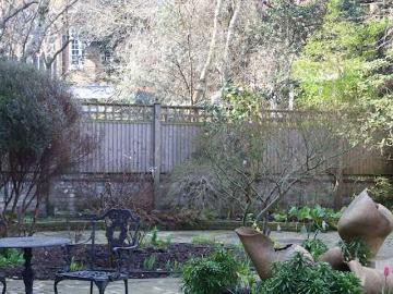 2 bed apartment with patio. Seconds from Sloane Square