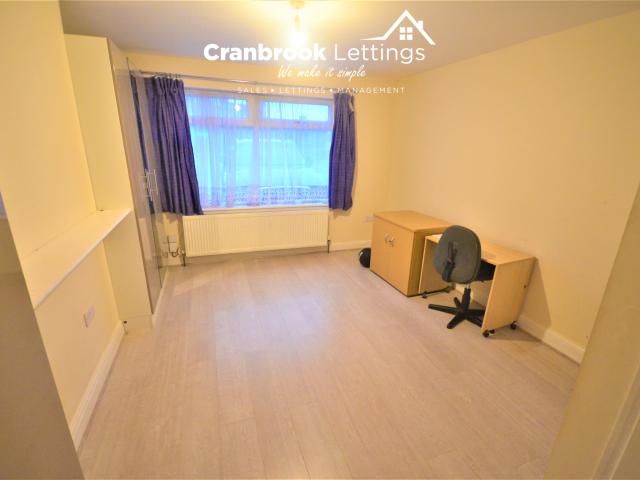 2 bed apartment to rent Gantshill Crescent, Ilford IG2 6SZ