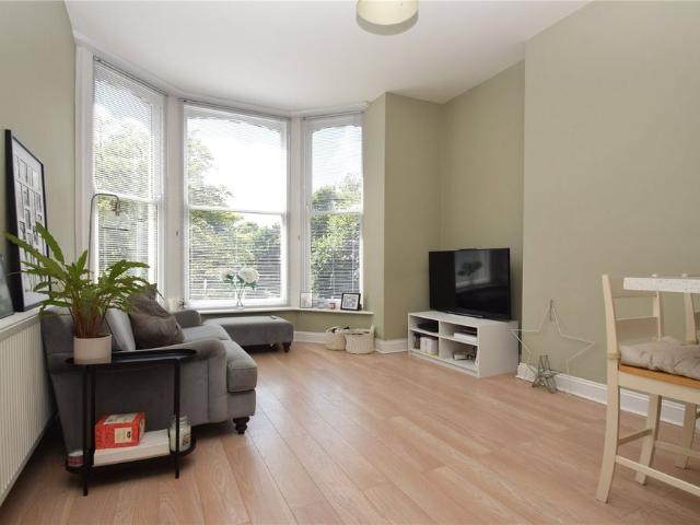 2 bed apartment to rent in Carlton Terrace, Scarborough, North Yorkshire, YO11