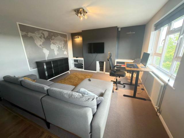 2 bed apartment to rent in kelvedon house, loughton way, ig9