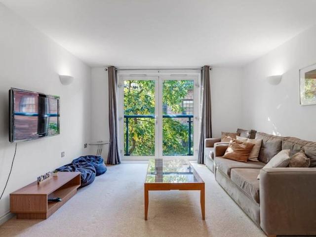 2 Bed Apartment To Rent in London