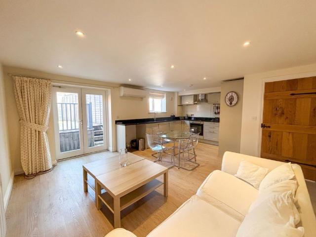 2 bed apartment to rent in Monmouth Close, Kenilworth, CV8