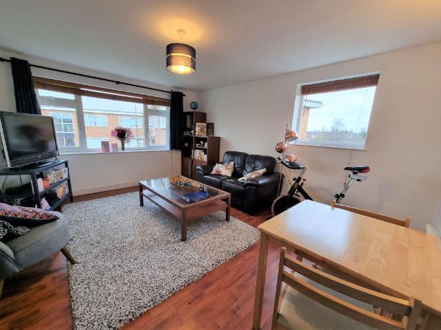 2 bed apartment to rent in Pine Court, Leamington Spa, CV32