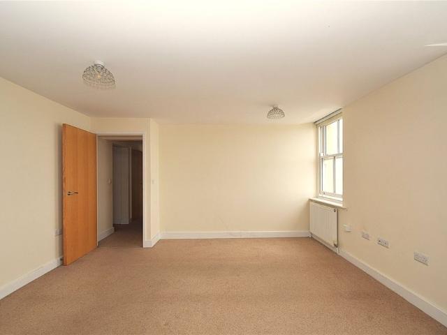 2 bed apartment to rent in Queens Parade, Scarborough, North Yorkshire, YO12