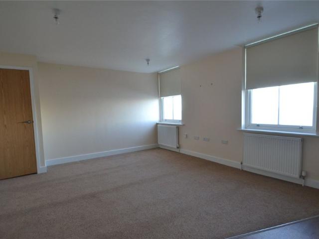 2 bed apartment to rent in Queens Parade, Scarborough, North Yorkshire, YO12