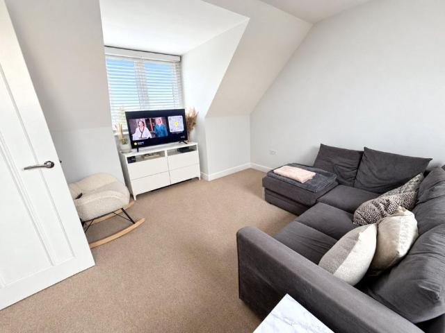 2 bed apartment to rent in Rayleigh Road, Hutton, Brentwood, Essex, CM13