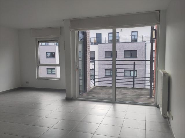 2 bed apt w/ terrace & parking 1200+100