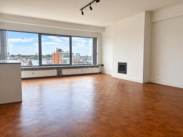 2 bed apt. with wood burning stove & panoramic views