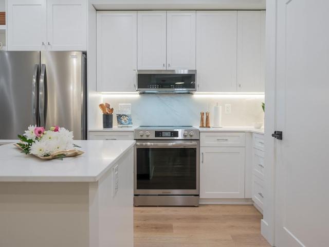 2 Bed + Den 46195 Thomas Road, Chilliwack