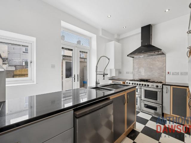 2 bed Detached House To Let