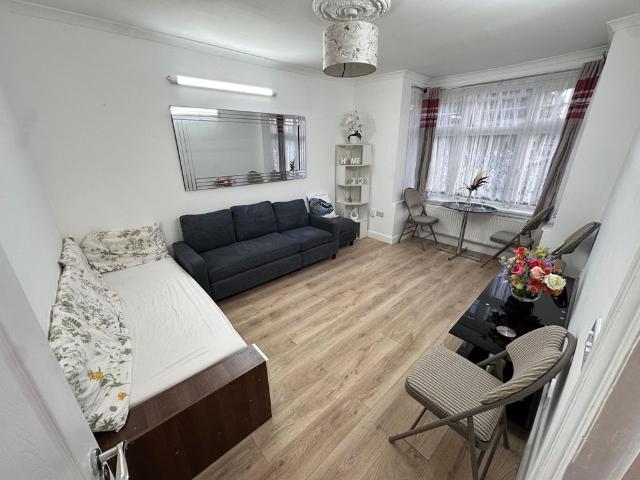 2 Bed Detached House, Wellington Road South, TW4