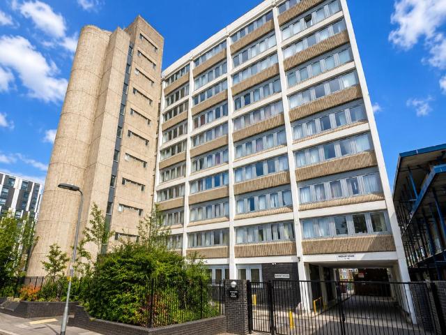 2 BED EN SUITE 2 bed apartment to rent £2,100 pcm £485 pw
