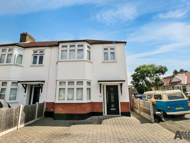 2 bed end of terrace house to rent in Lessington Avenue, Romford, RM7