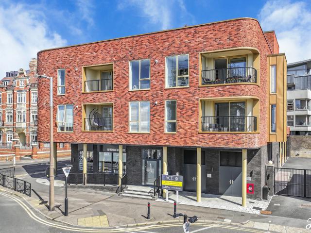 2 Bed For Sale in Leigh on sea