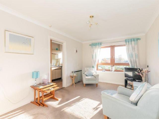 2 bed fourth floor flat for rent in Polwarth