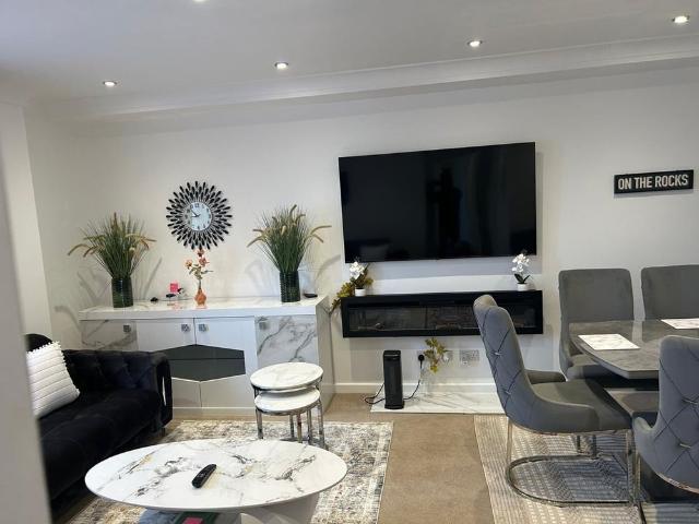 2 Bed Flat, Madison Heights, TW3