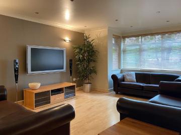 2 Bed Flat, Maycroft House, L18