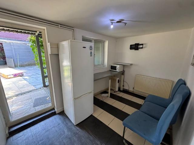 2 Bed Flat, Mayesbrook Road, IG3