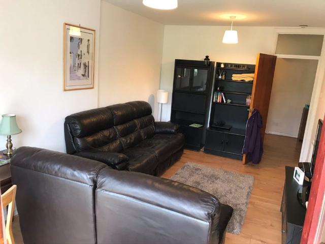 2 Bed Flat, Meers Court, SW20