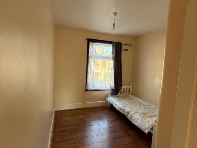 2 Bed Flat, Milverton Gardens, IG3