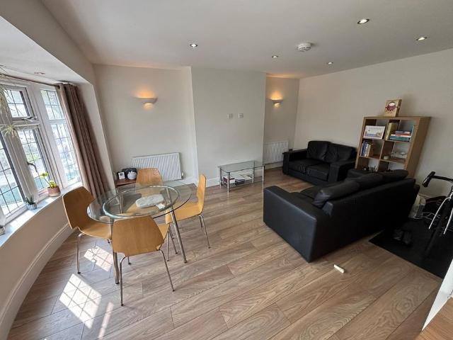 2 Bed Flat, Otley Road, LS6