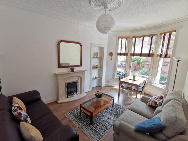 2 Bed Flat, Auchentorlie Street, G11