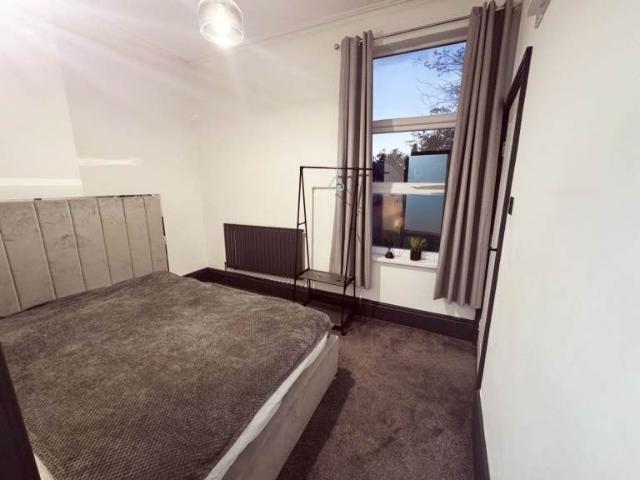 2 bed flat available in B13