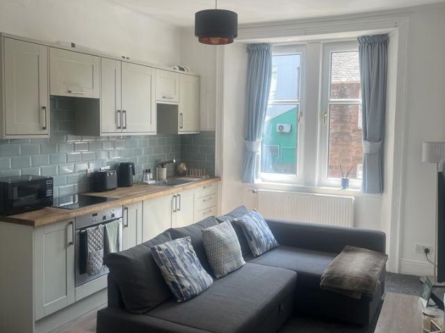 2 Bed Flat, Albion Place, EH7