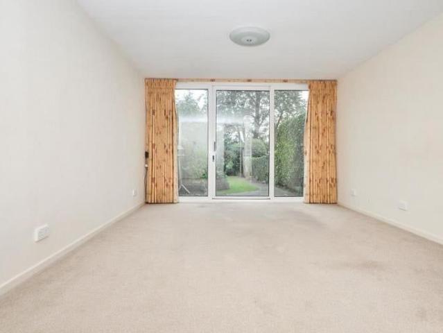 2 Bed Flat, Alpine Close, CR0