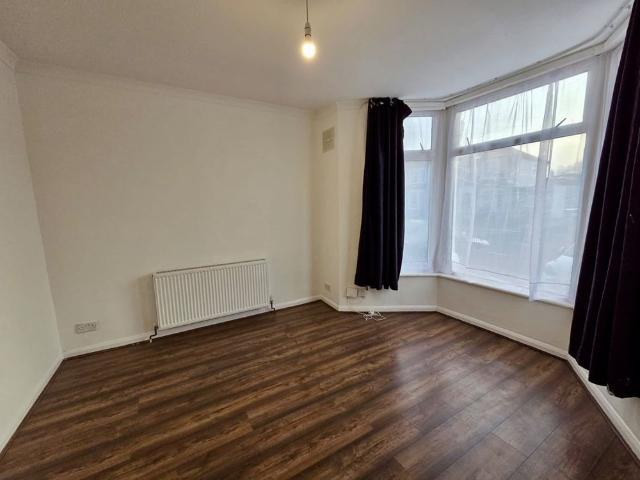 2 Bed Flat, Argyle Road, IG1