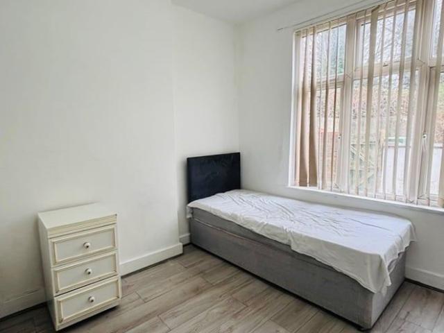 2 Bed Flat, Ash Tree Road, M8