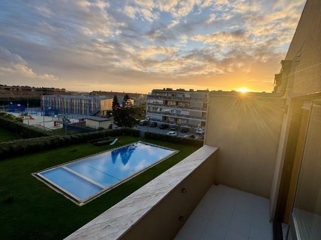 2 bed flat by the sea w pool