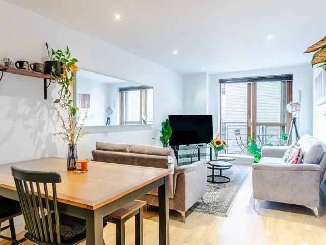 2 Bed Flat, Balmoral Place, LS10