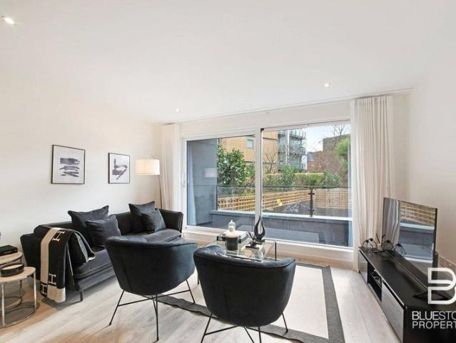 2 Bed Flat Balcony Close to Station Purley CR8