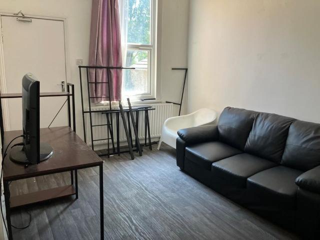 2 Bed Flat, Barking Road, E13