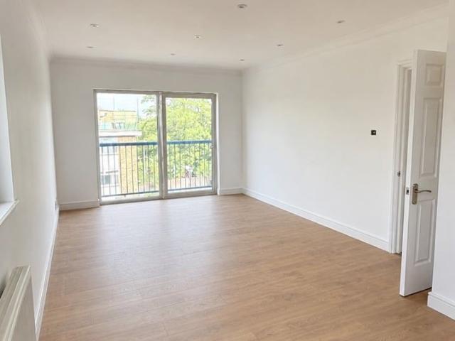 2 Bed Flat, Beaufort House, SW20