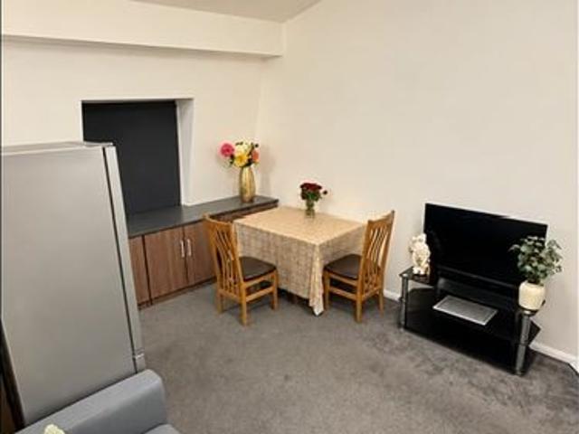 2 Bed Flat, Beavers Lane, TW4
