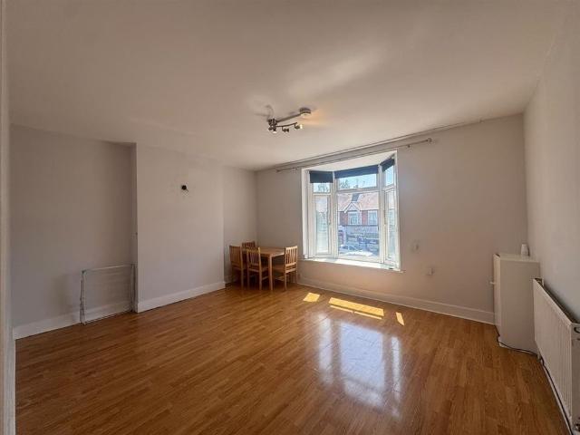 2 Bed Flat, Beehive Lane, IG1