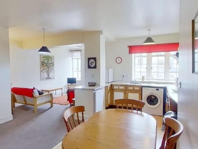 2 Bed Flat, Blair St, EH1