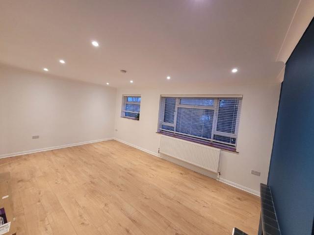 2 Bed Flat, Cambrian Court, CR2